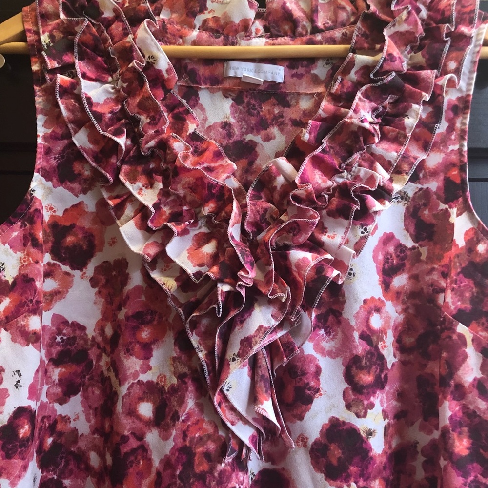 🆑50% OFF🆑 Floral Ruffle V-Neck Tank - Picture 3 of 6